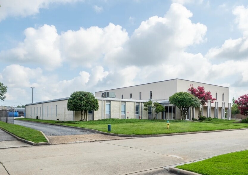 More Photos Of 962 Norfolk Sq, Norfolk Medical For Lease