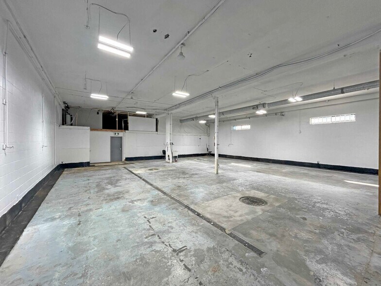 More Photos Of 7123 Curragh Av, Burnaby Light Manufacturing For Sale