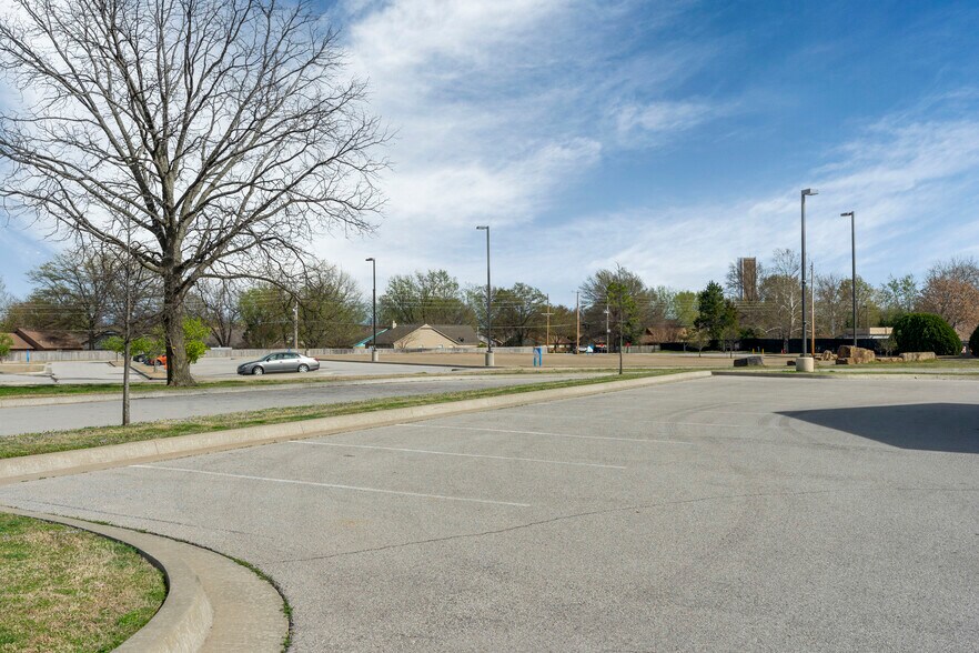 More Photos Of 7447 Riverside Pky, Tulsa Bank For Lease