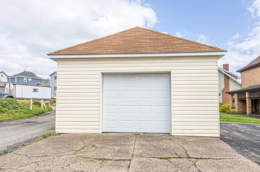 More Photos Of 161 Pittsburgh St, Uniontown Freestanding For Sale