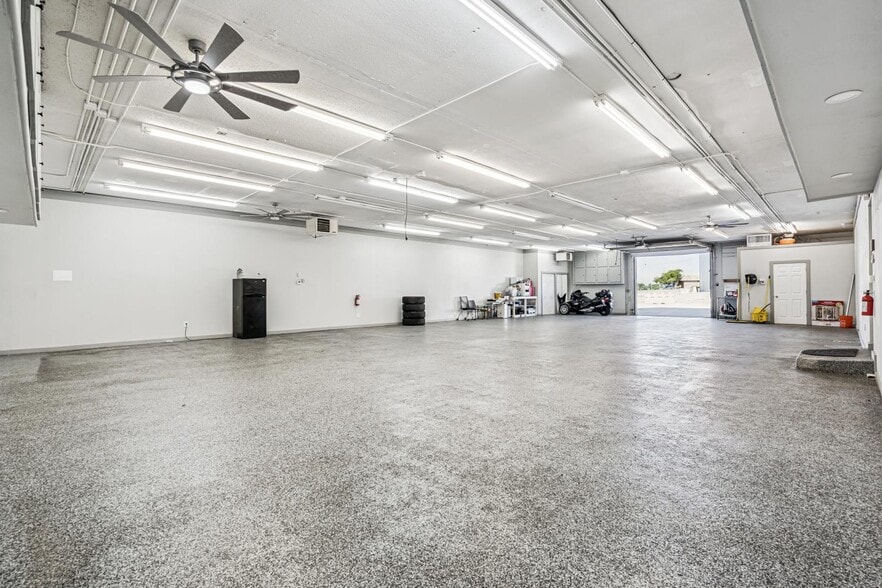 More Photos Of 1525 E Army Post Rd, Des Moines Auto Repair For Lease