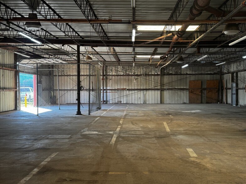 More Photos Of 1721 Oak Tree Dr, Houston Warehouse For Lease