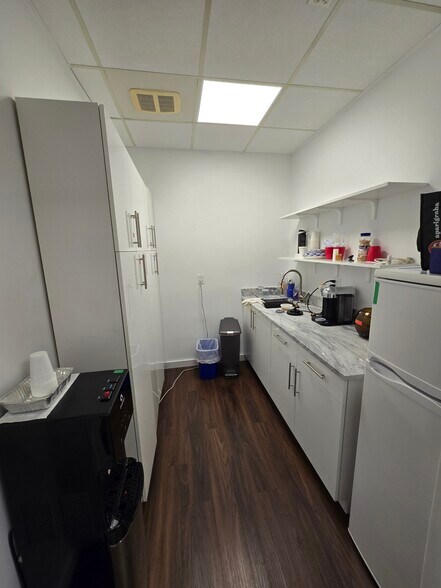 More Photos Of 19 Orchard St, Manhasset Office For Lease