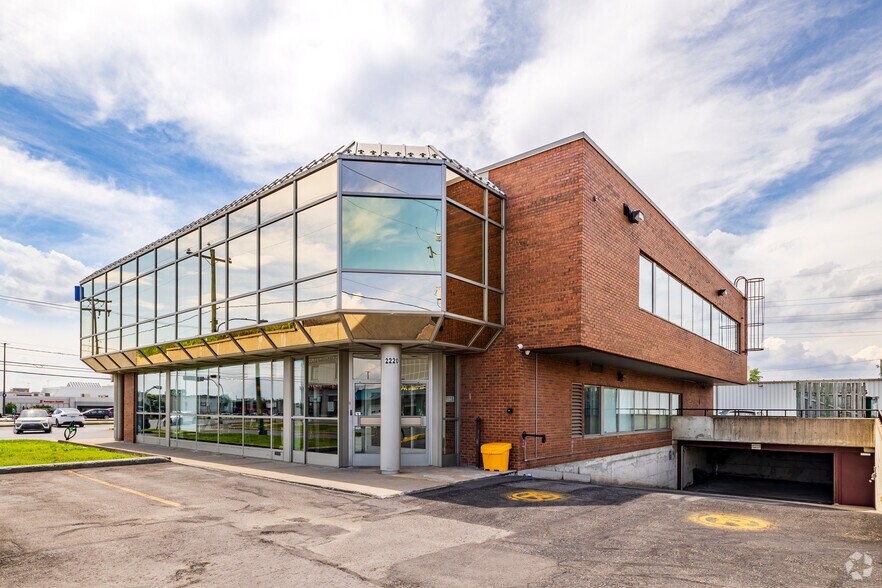 More Photos Of 2220 Boul Lapinière, Brossard Storefront Retail Office For Lease