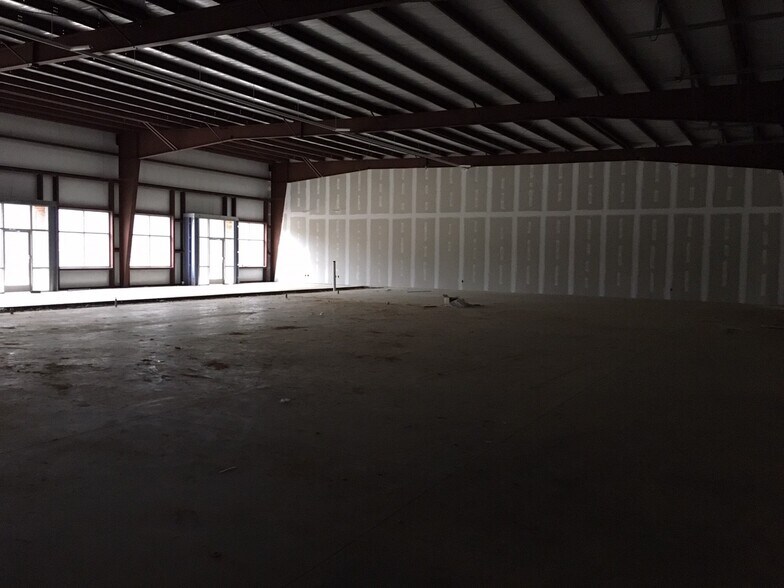 More Photos Of 123 Poplar Pointe Dr, Mooresville Flex For Lease