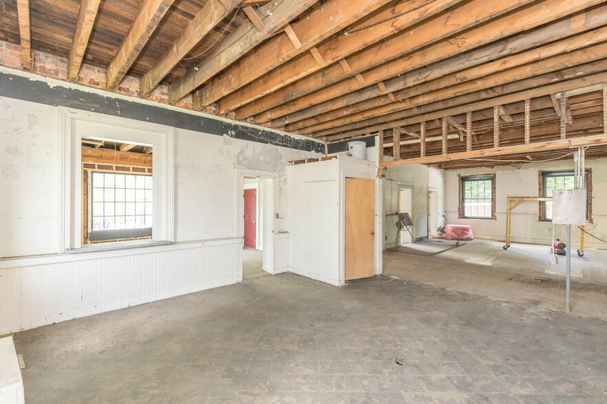 More Photos Of 1340 W Main St, Wytheville Loft Creative Space For Sale