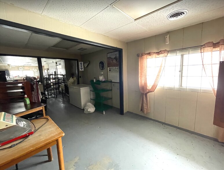 More Photos Of 510 E Main St, Atlanta Convenience Store For Sale