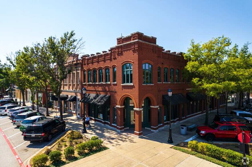 More Photos Of 300-900 Parker Sq, Flower Mound Unknown For Lease
