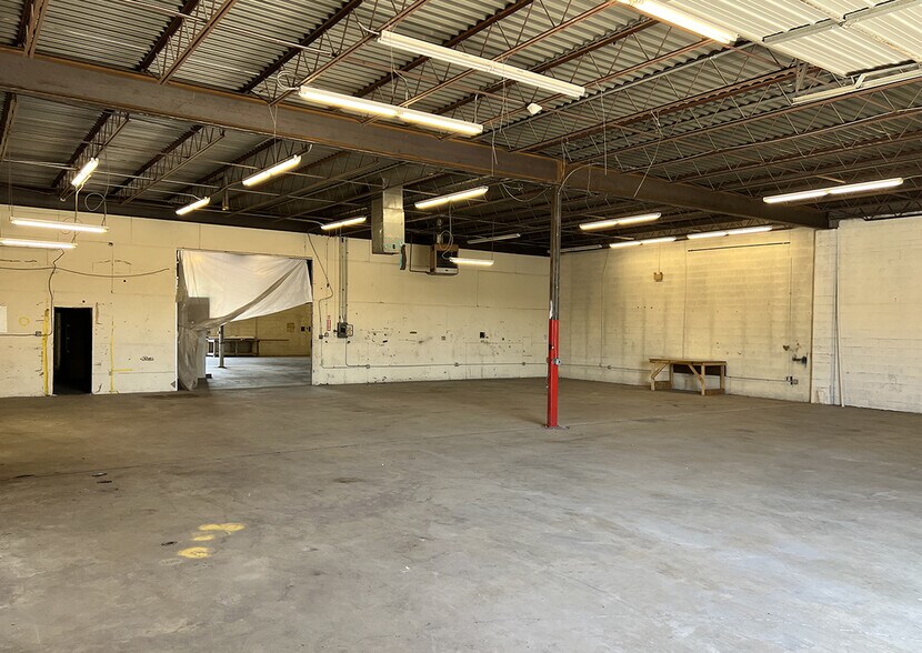 More Photos Of 3712 Commercial St NE, Albuquerque Manufacturing For Lease