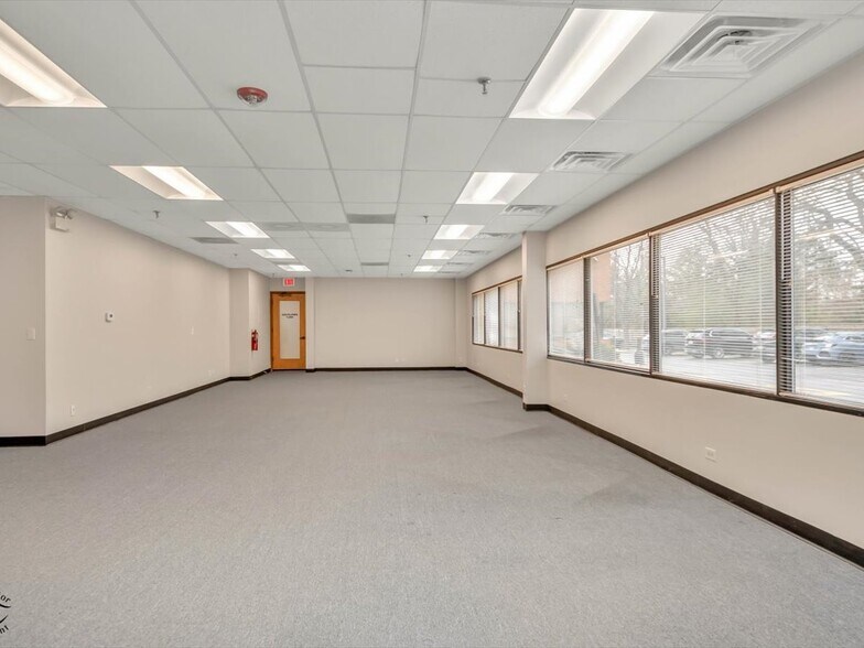 More Photos Of 1990 E Algonquin Rd, Schaumburg Medical For Lease