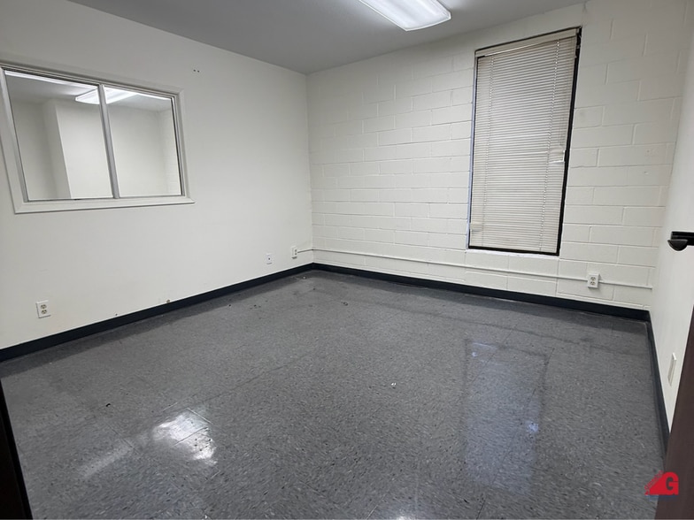 More Photos Of 21710-21730 Lassen St, Chatsworth Manufacturing For Lease