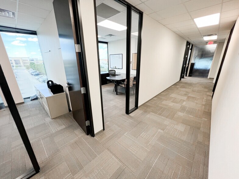 More Photos Of 303 Veterans Airpark Ln, Midland Office For Lease