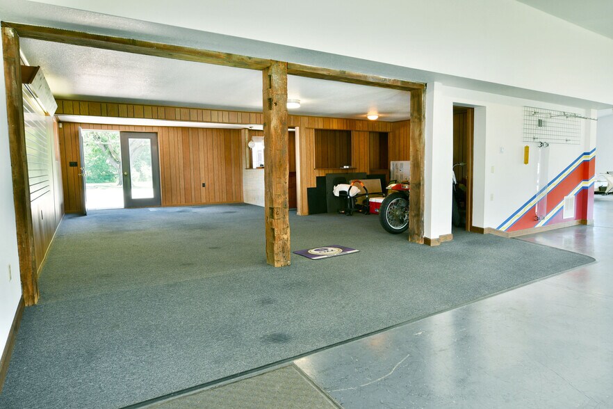 More Photos Of 4085 Herner County Line Rd, Southington Showroom For Sale