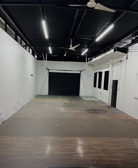 More Photos Of 1850 E Houston St, San Antonio Auto Repair For Lease