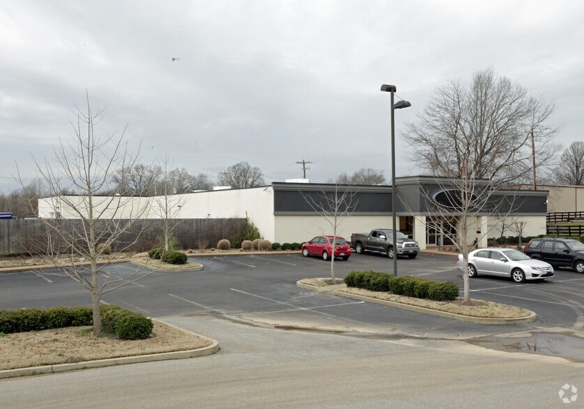 More Photos Of 179 Hwy 72 E, Collierville Showroom For Lease