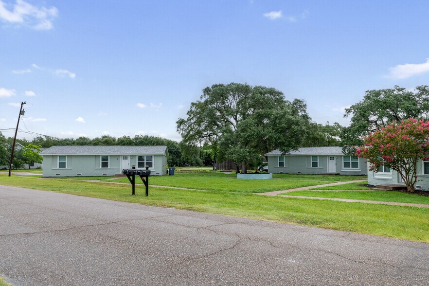 More Photos Of 1300 N Live Oak St, Rockport Multifamily For Sale