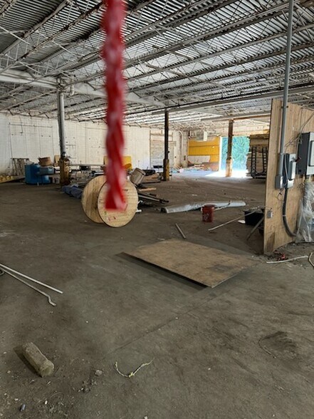 More Photos Of 40 High Bridge Rd, Sandy Hook Warehouse For Lease