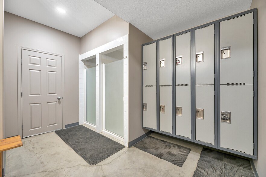 More Photos Of 118 Canal Gdns, Strathmore Light Distribution For Sale