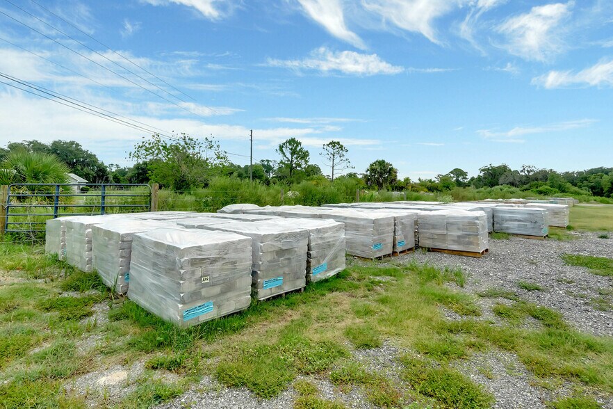 More Photos Of 8440 County Road 48, Yalaha Freestanding For Sale