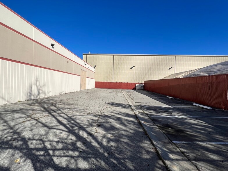 More Photos Of 13722 S Harvard Pl, Gardena Industrial For Lease