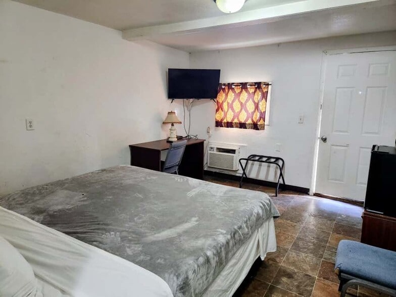 More Photos Of 317 S State St, Westville Hotel For Sale