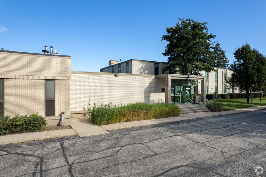 More Photos Of 1616 Grand Ave, Waukegan Medical For Lease