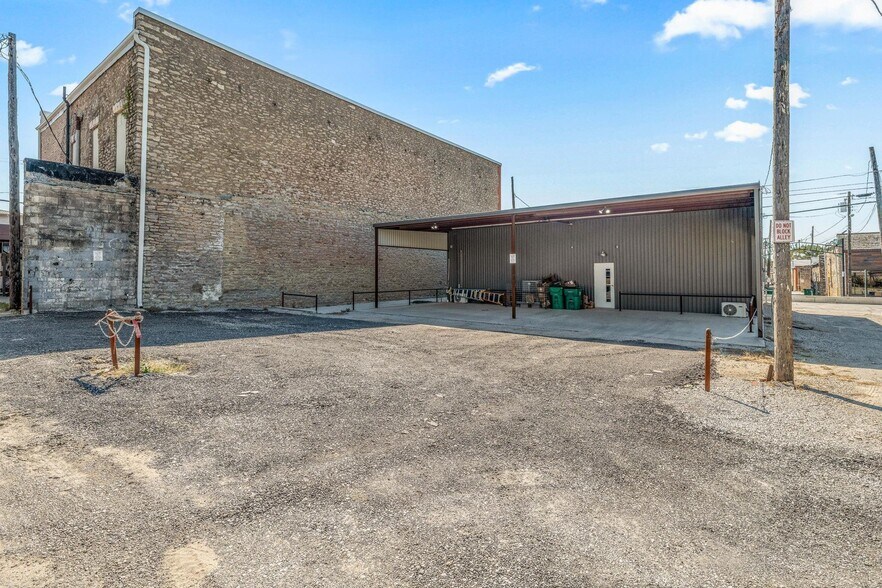 More Photos Of 120 E Blackjack St, Dublin Storefront For Sale