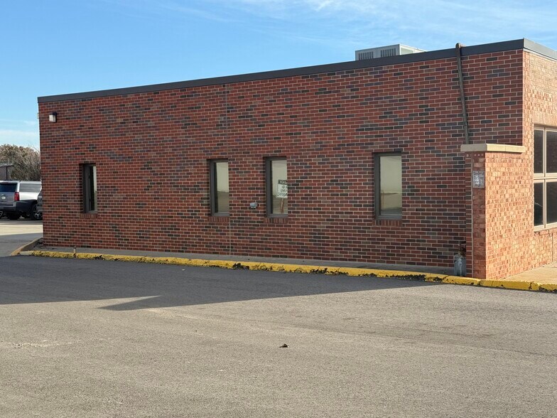 More Photos Of 2004 Highway Blvd, Spencer Office For Sale