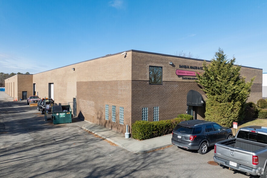 More Photos Of 39 Windsor Pl, Central Islip Warehouse For Lease
