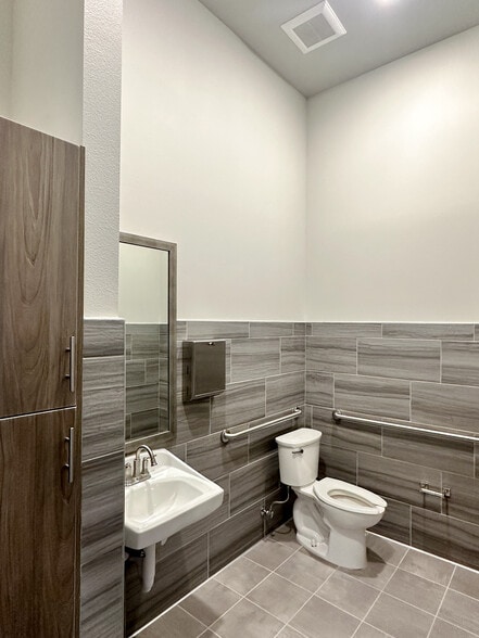 More Photos Of 525 Shiloh Rd, Plano Unknown For Lease