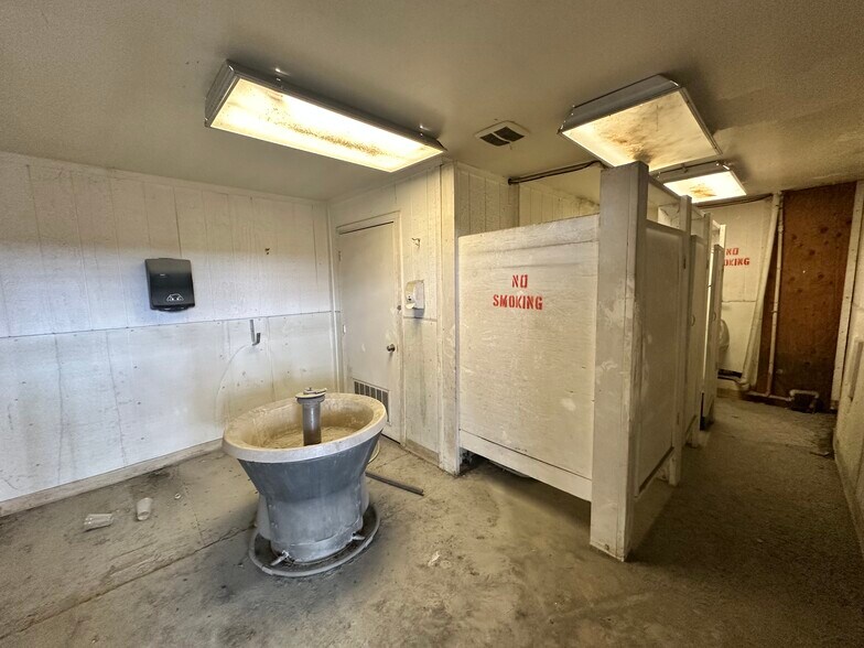 More Photos Of 2450 S 32nd St, Billings Warehouse For Sale