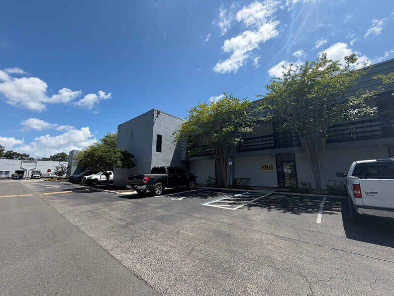 More Photos Of 3600-3606 Silver Star Rd, Orlando Unknown For Lease
