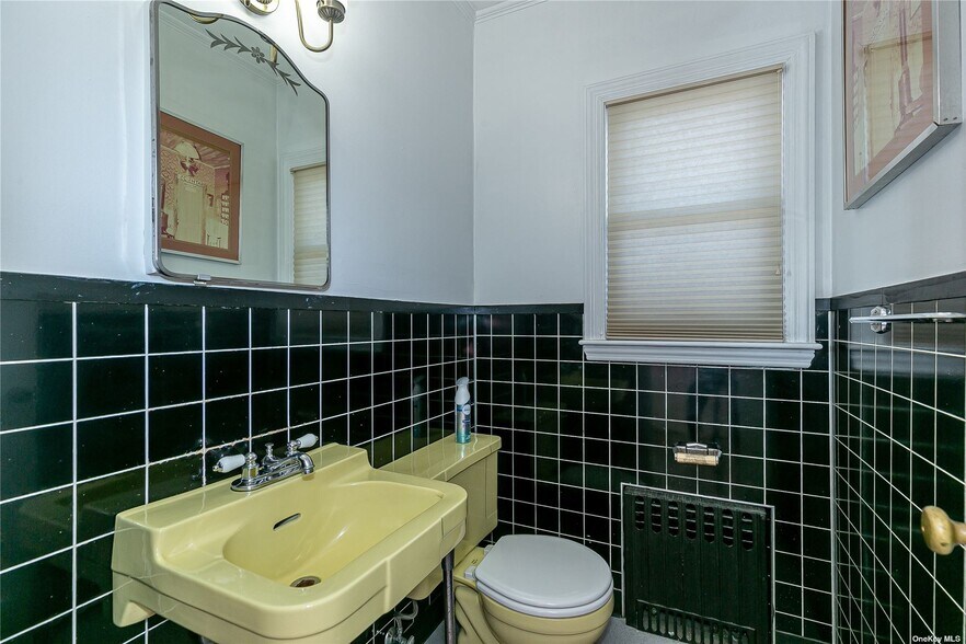 More Photos Of 330 Winthrop St, Westbury Office For Sale