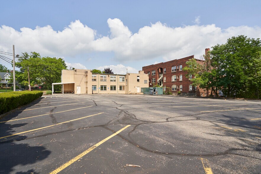 More Photos Of 640 W Market St, Akron Office For Sale