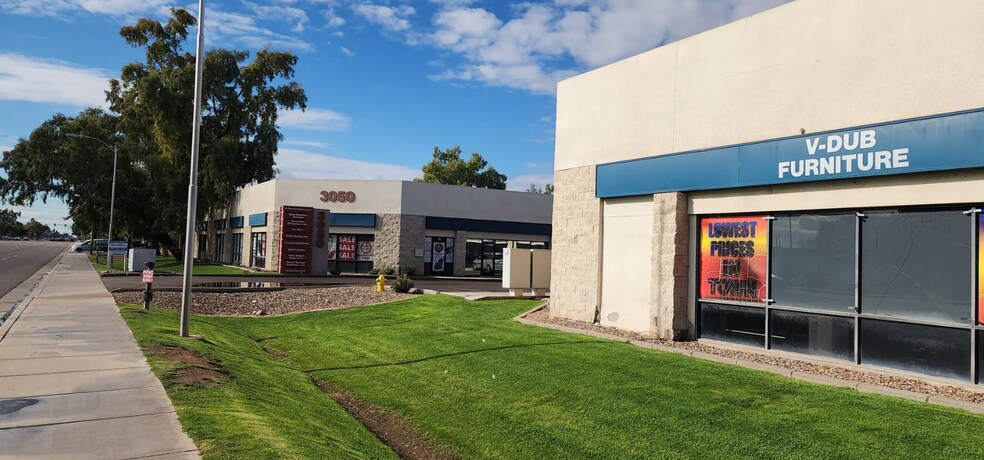 More Photos Of 3050 S Country Club Dr, Mesa Showroom For Lease