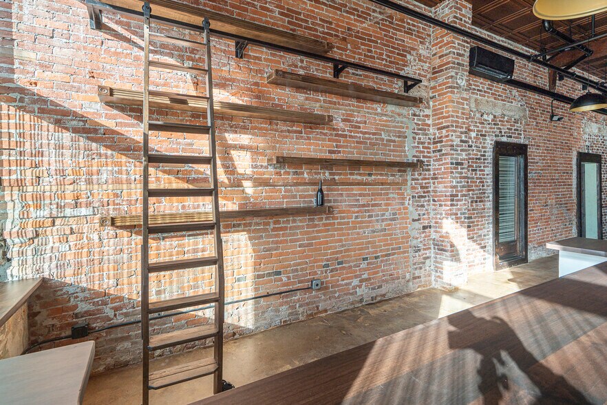 More Photos Of 811 E 1st St, Newberg Storefront Retail Residential For Lease