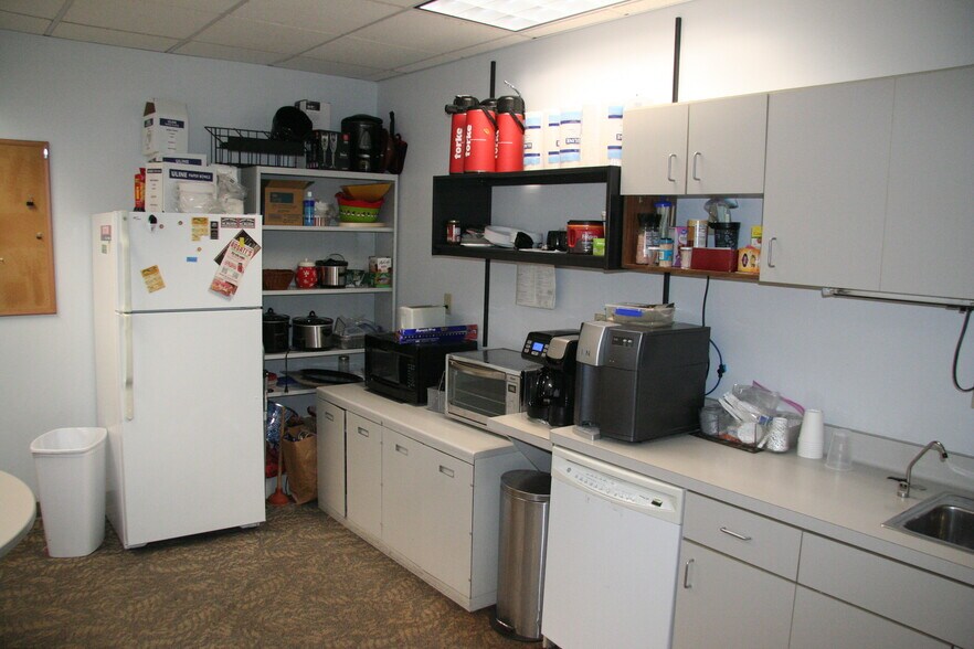 More Photos Of N28W23050 Roundy Dr, Pewaukee Office For Sale