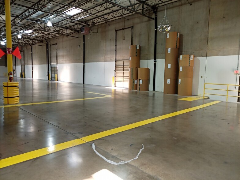 More Photos Of 9001 Sterling St, Irving Distribution For Lease
