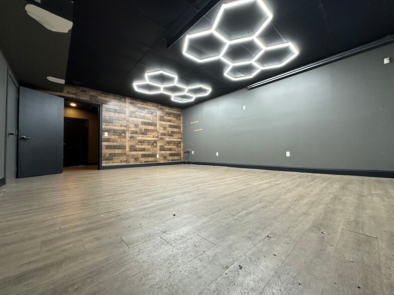 More Photos Of 733-759 Memorial Ave, West Springfield Showroom For Sale