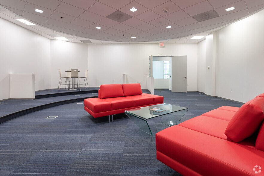 More Photos Of 3120 Fairview Park Dr, Falls Church Office For Lease