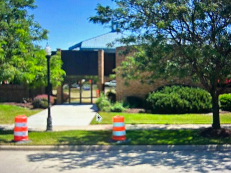 More Photos Of 3323 Biddle Ave, Wyandotte Office For Sale