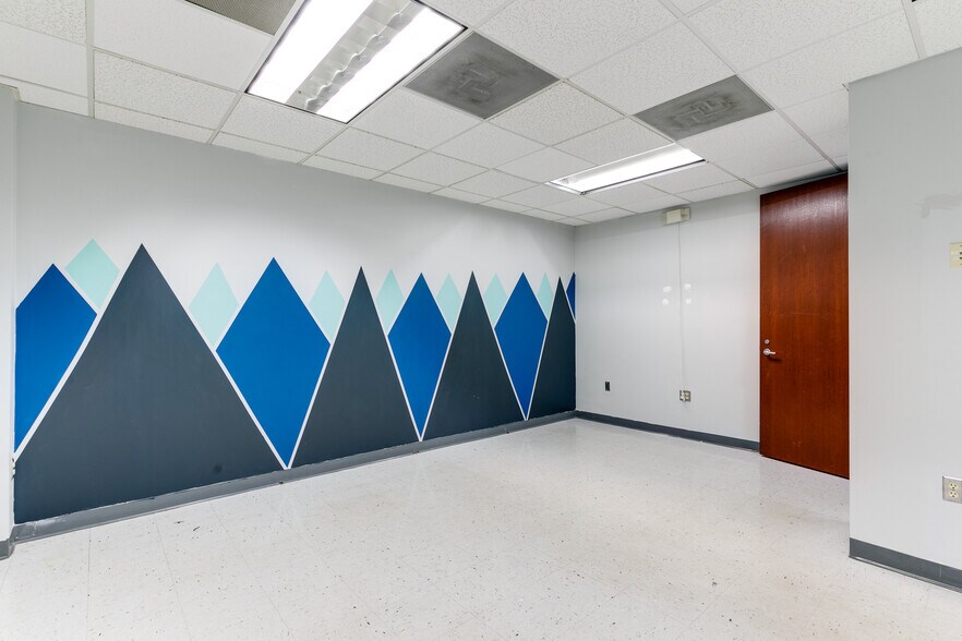 More Photos Of 8917 Fargo Rd, Richmond Office For Lease