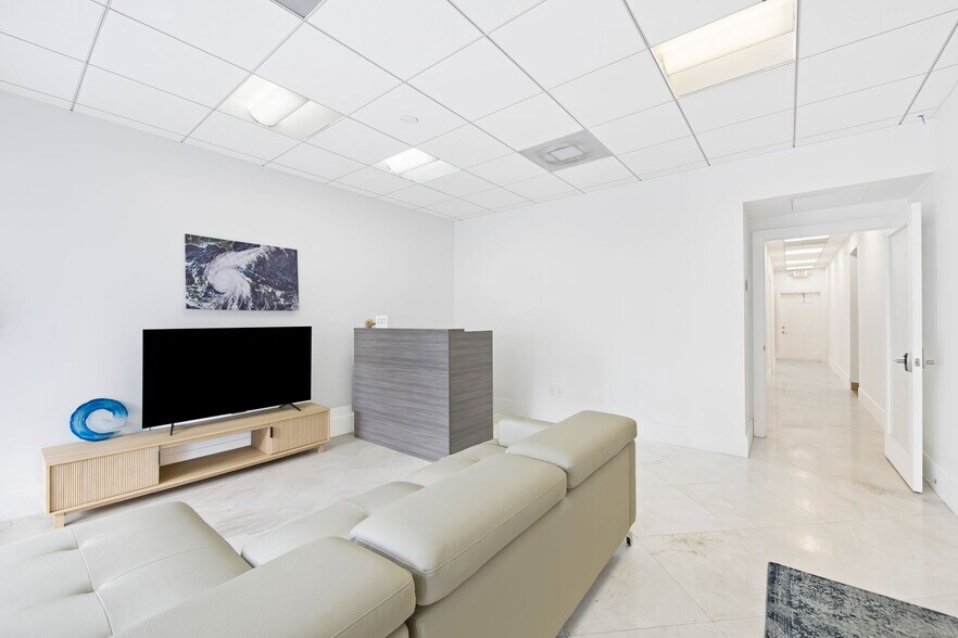 More Photos Of 2701-2709 E Oakland Park Blvd, Fort Lauderdale Storefront Retail Office For Lease