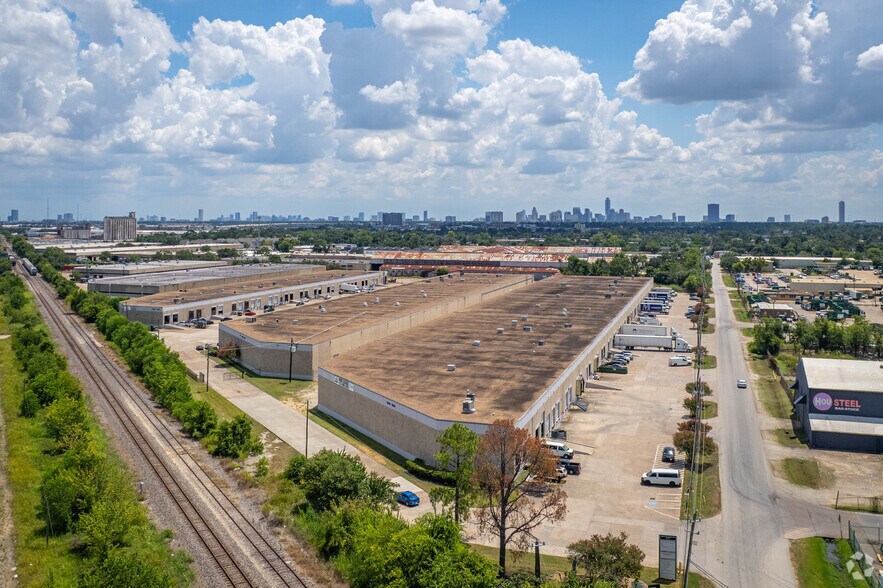 More Photos Of 1930-1998 Afton St, Houston Unknown For Lease