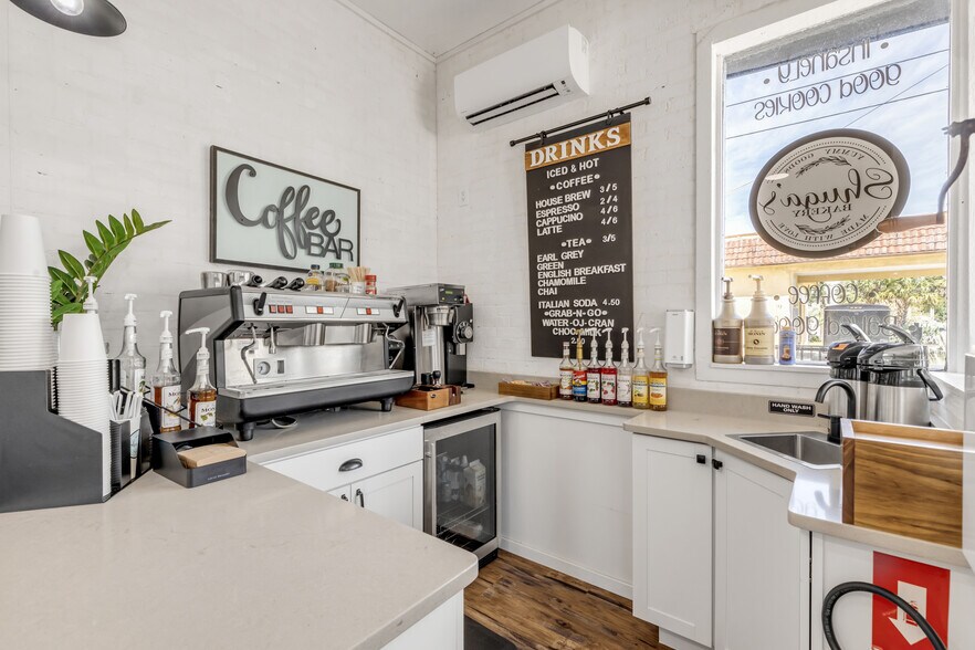 More Photos Of 218 N Orange St, New Smyrna Beach Freestanding For Sale