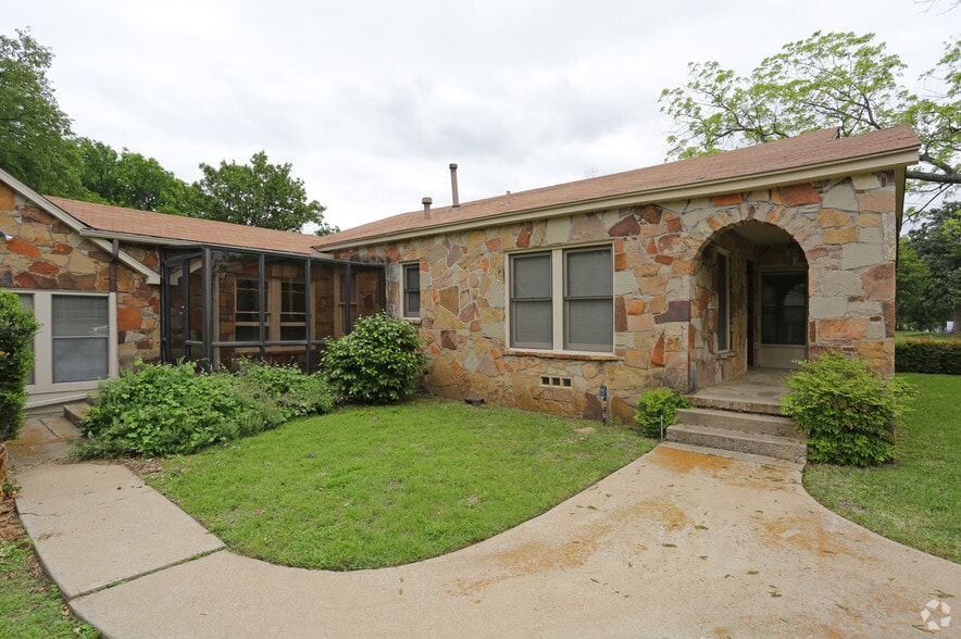 More Photos Of 1311 W Abram St, Arlington Office For Lease