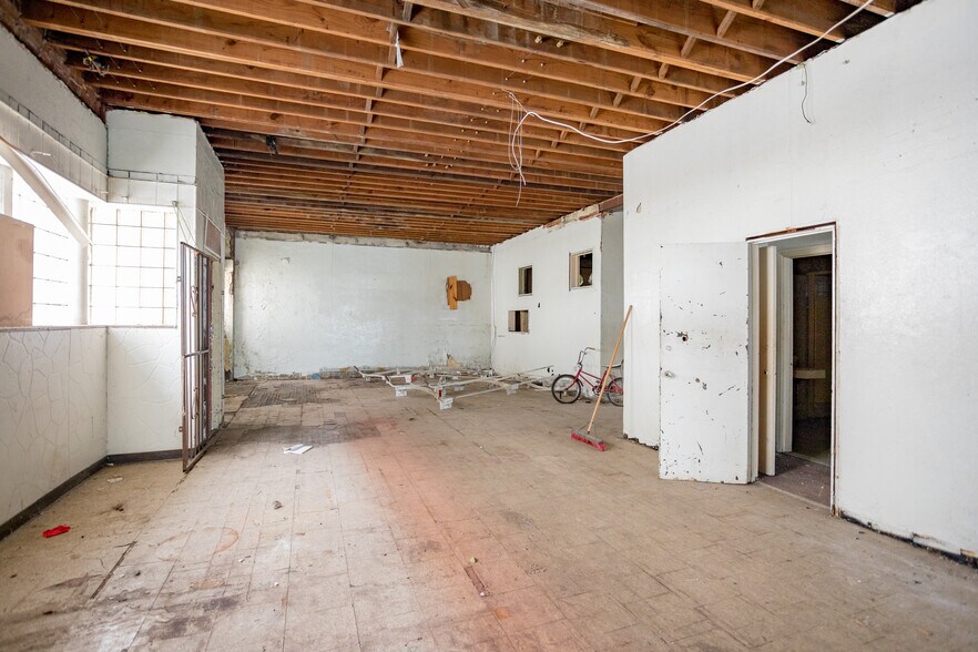 More Photos Of 2640 Junction St, Detroit Storefront Retail Residential For Sale
