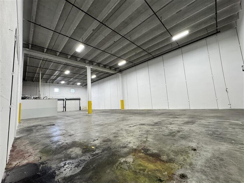 More Photos Of 8700-8796 NW 100th St, Medley Warehouse For Lease