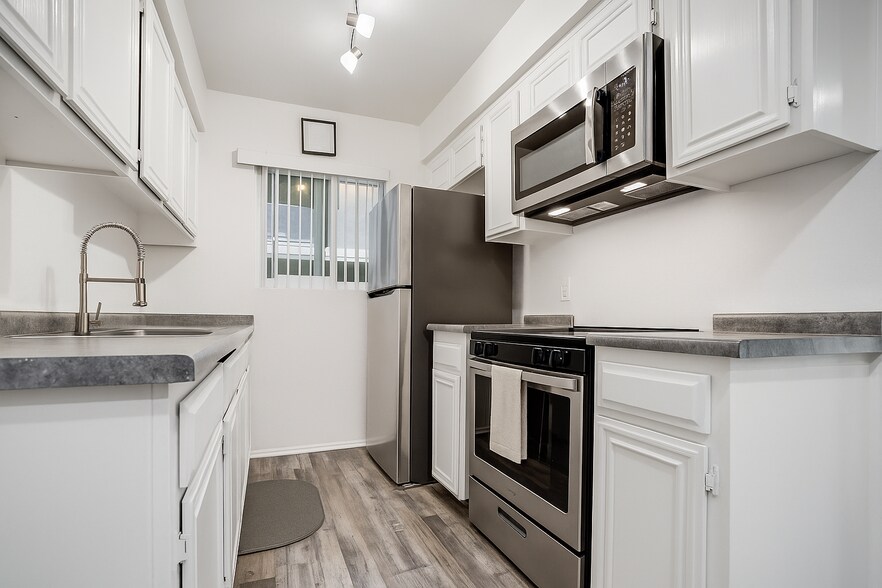 More Photos Of 5358 Circle Dr, Sherman Oaks Apartments For Sale