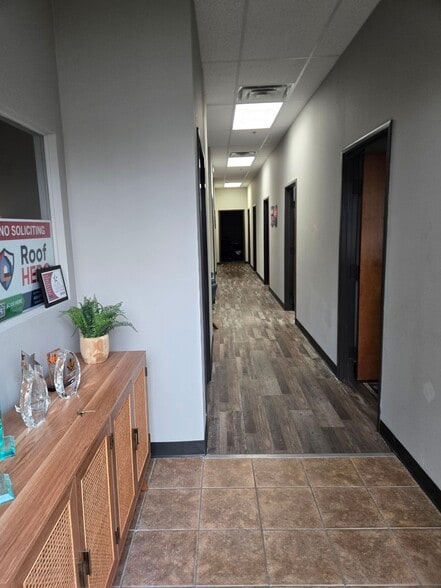 More Photos Of 194 Industrial Blvd, McKinney Showroom For Lease